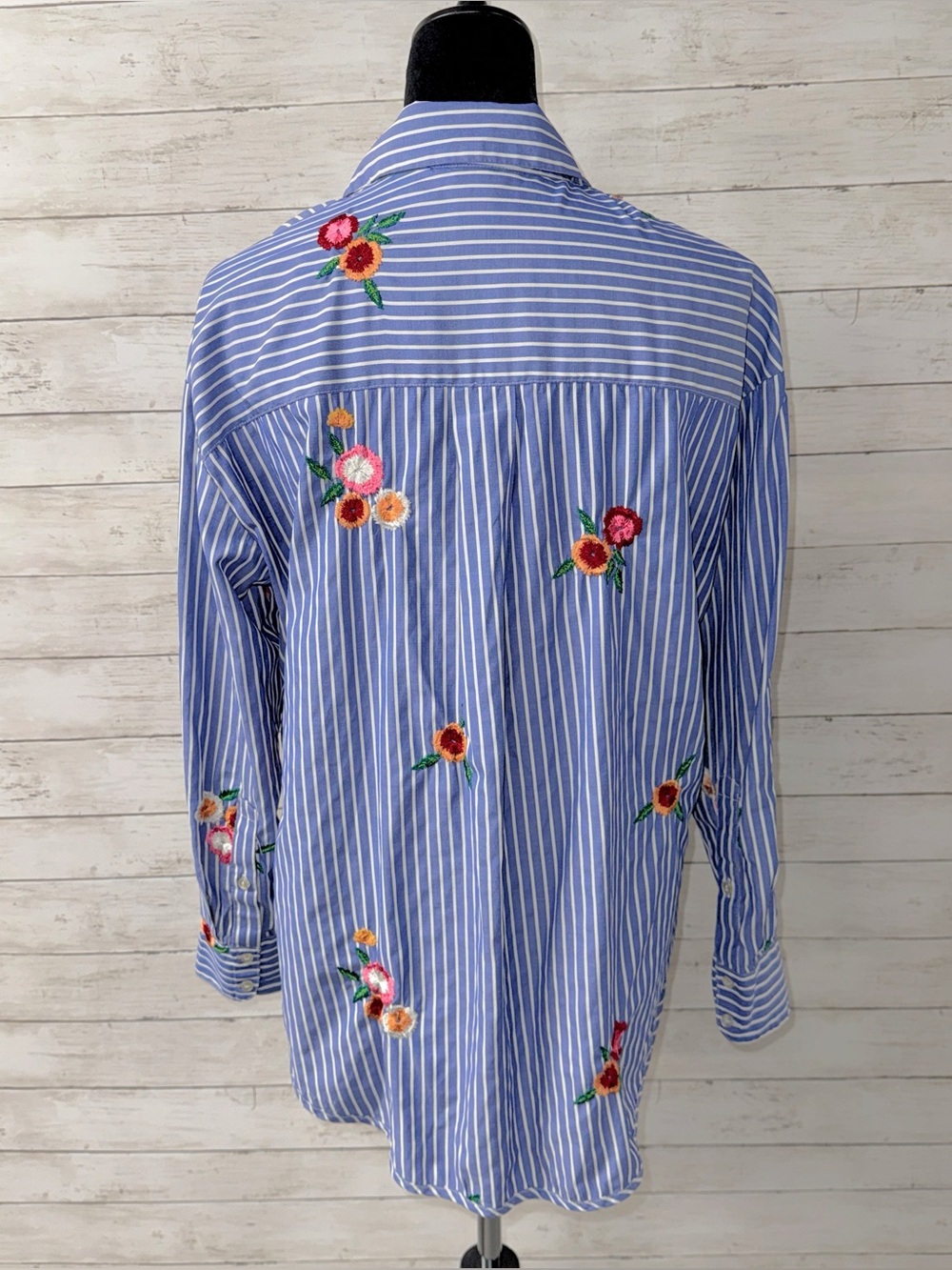 H&M Embroidered Button Down - Picture 4 of 5